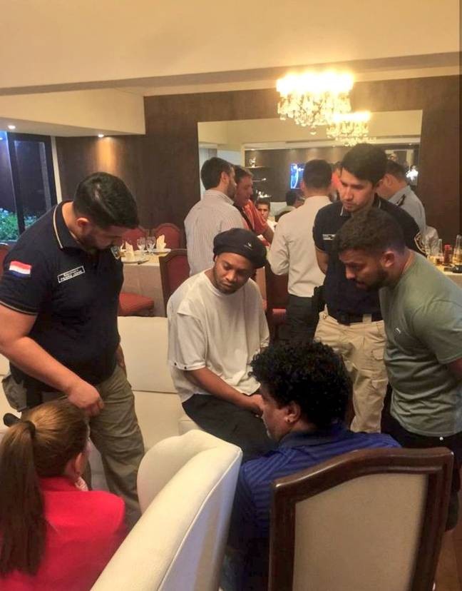 Ronaldinyo və qardaşı polis tərəfindən saxlanıldı - FOTO+VİDEO